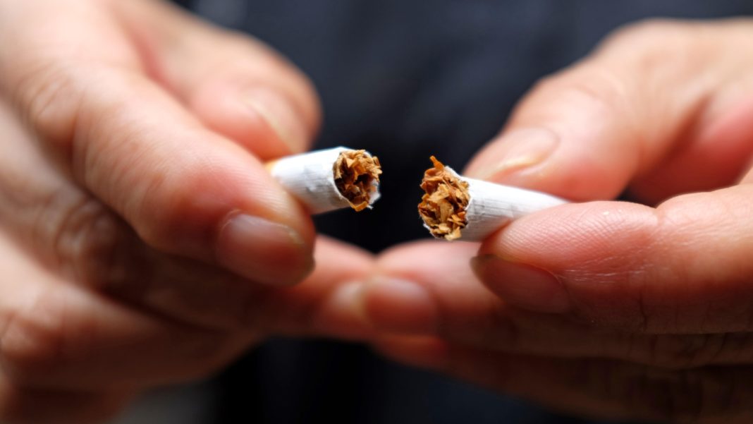 neuseeland-skizziert-einen-plan,-der-es-juengeren-menschen-verbietet,-in-ihrem-leben-jemals-eine-zigarette-zu-kaufen