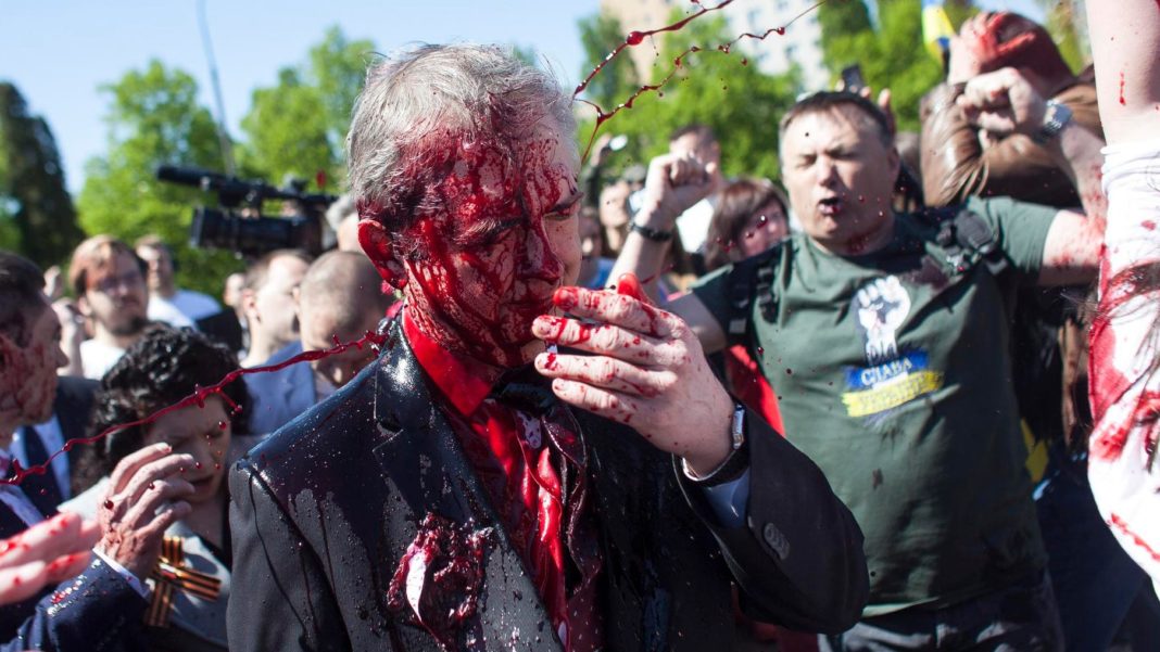 der-russische-botschafter-in-polen-wurde-waehrend-des-protestes-am-tag-des-sieges-mit-roter-farbe-uebergossen