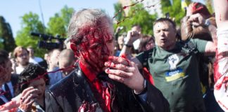 der-russische-botschafter-in-polen-wurde-waehrend-des-protestes-am-tag-des-sieges-mit-roter-farbe-uebergossen