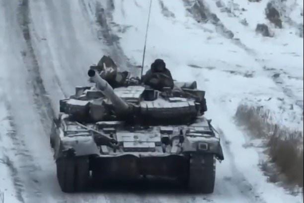 die-ukraine-hat-genau-einen-t-80uk-kommandopanzer-es-hat-gerade-einen-gefaehrlichen-solo-kampf-in-der-naehe-von-bakhmut-ausgefochten.