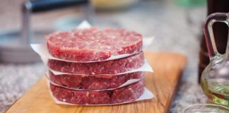hackfleisch-burger-rueckruf:-2.122-pfund-nach-beschwerden-ueber-gummiartiges-material