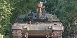 der-ukrainische-panzer-leopard-2a4v-verfuegt-ueber-eine-zusaetzliche-sprengpanzerung